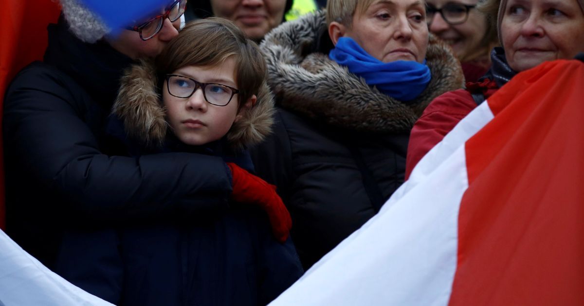 Люди зібралися біля президентського палацу та Сейму / © Reuters