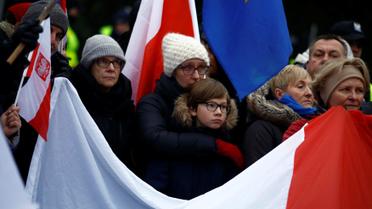 Люди зібралися біля президентського палацу та Сейму / © Reuters