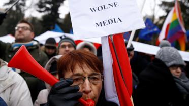 Люди зібралися біля президентського палацу та Сейму / © Reuters