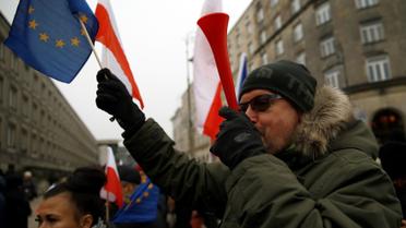 Люди зібралися біля президентського палацу та Сейму / © Reuters