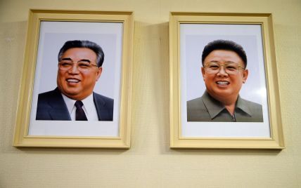 В КНДР люди замерли на три минуты, чтобы отдать дань памяти Ким Чен Иру