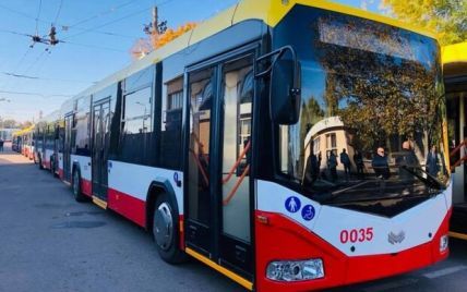 Вступился за женщину: в Одессе мужчина с ножом ранил водителя троллейбуса