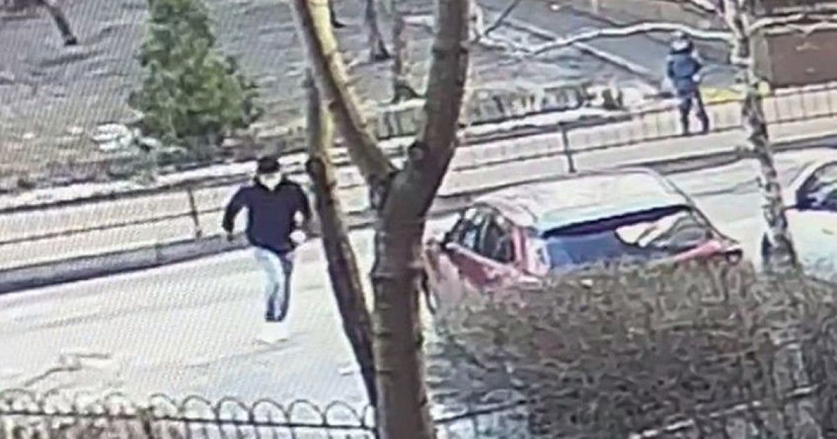 В Киеве 38-летний мужчина выхватил у восьмилетнего мальчика смартфон и скрылся