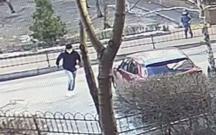 В Киеве мужчина ограбил восьмилетнего мальчика: в полиции сообщили подробности (фото, видео)