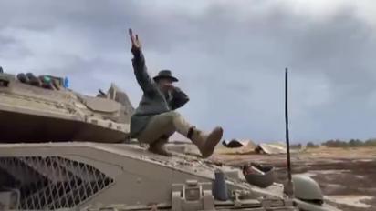 Израильский военный станцевал гопак на танке