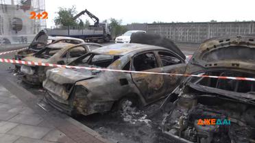 Масштабный автопожар: сразу 5 автомобилей вспыхнули в одном из жилых комплексов села Крюковщина