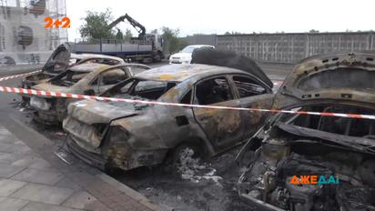 Масштабна автопожежа: одразу 5 автівок спалахнули в одному з житлових комплексів села Крюківщина