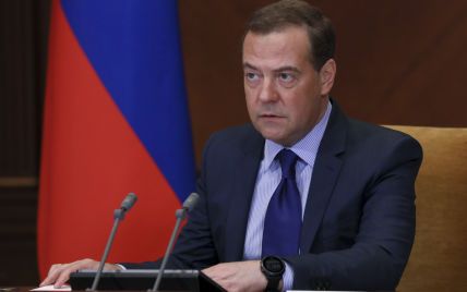 "Нам с вассалами дело иметь бессмысленно": Медведев о переговорах РФ с Украиной