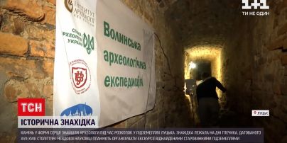 Новости Украины: в Луцке археологи в подземельях коллегиума иезуитов нашли камень в форме сердца