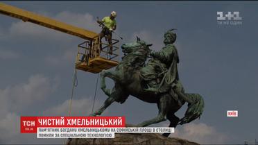 У Києві помили пам'ятник Богдану Хмельницькому