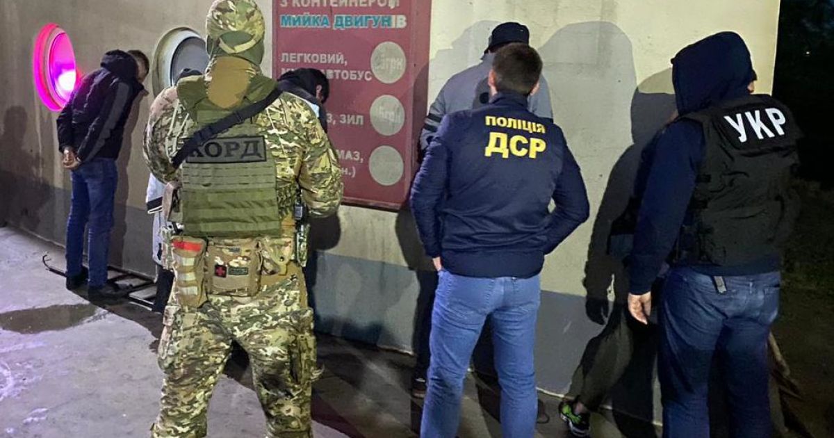 Кілерів, які підстрелили іноземця у Києві, затримали в Одесі