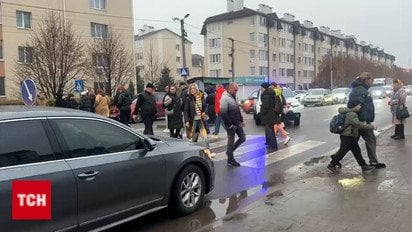 На Київщині жителі села перекрили вулицю
