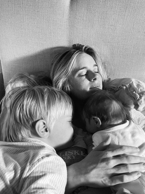 Крессида Бонас с двумя детьми / © instagram.com/cressida_bonas