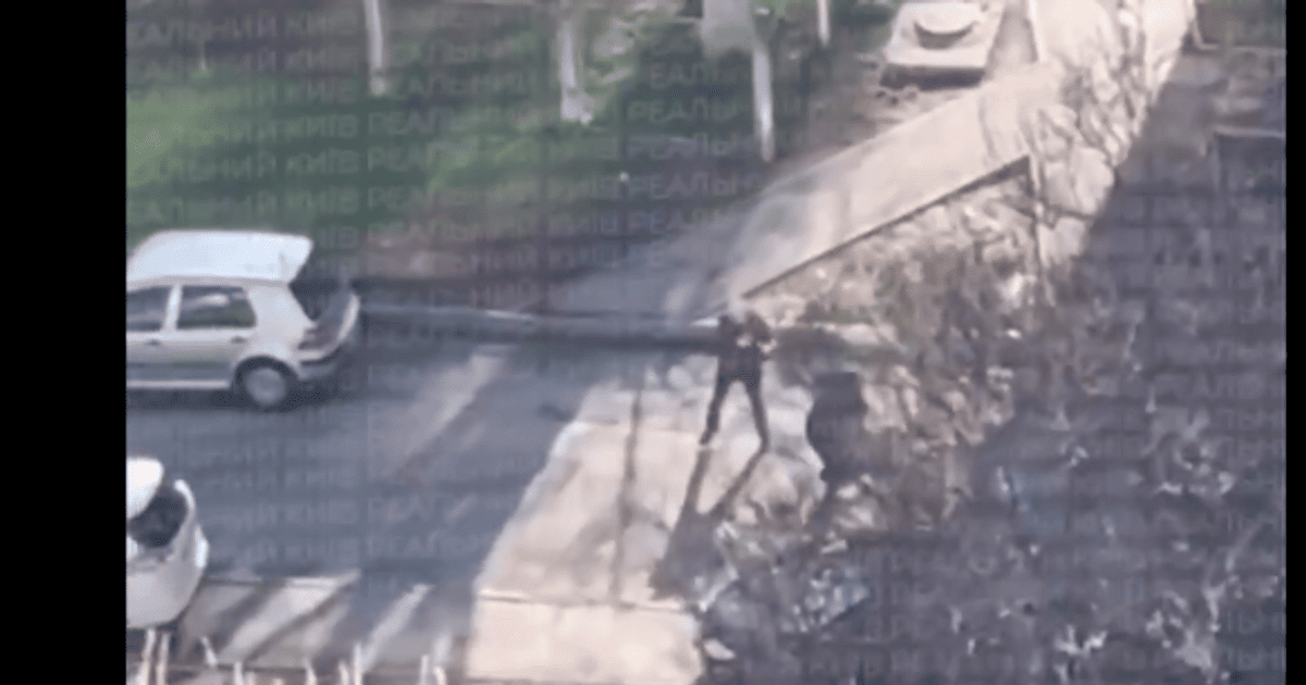 Зловмисник просто посеред вулиці розстрілює людину. Скриншот з відео