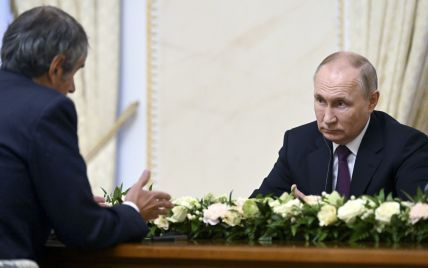 Путін під час зустрічі з головою МАГАТЕ дуже нервував, що ледь не скрутив мікрофон (відео)