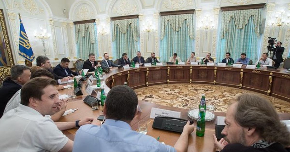 Президент зустрівся з учасниками ініціативи "21 листопада"