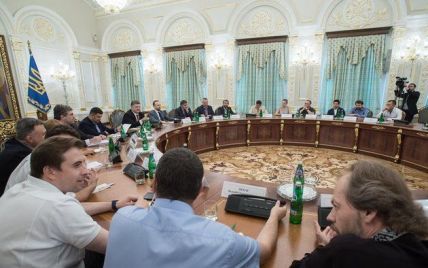 Известные украинцы призвали Порошенко публично обсуждать изменения в Конституцию