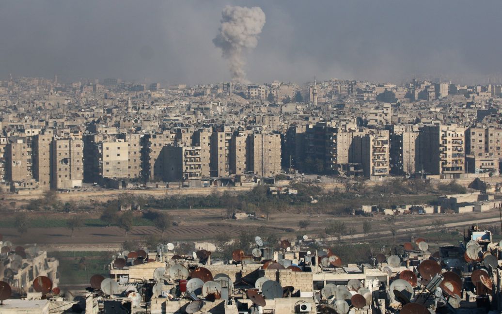Дым поднимается над контролируемыми повстанцами районам Алеппо, Сирия. / © Reuters