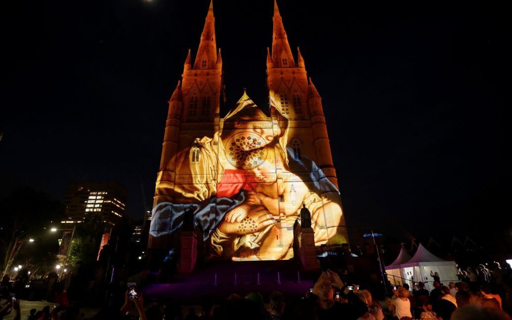 Рождественские тематические проекции с участием Марии и младенца Иисуса освещают фасад Собора Святой Марии Сиднея во время открытия празднования Рождественского сезона в католической церкви Австралии. / © Reuters