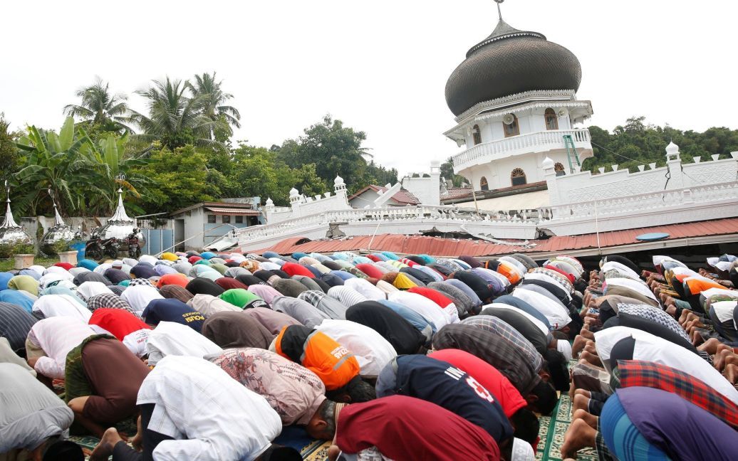 Мусульмане посещают пятничную молитву в мечети Джами Губа, была разрушена во время землетрясения на этой неделе в городе Джайя в Индонезии. / © Reuters