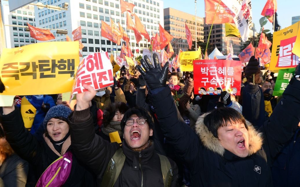 Люди празднуют согласования парламентом импичмента президенту Южной Кореи Пак Кын Хе. / © Reuters
