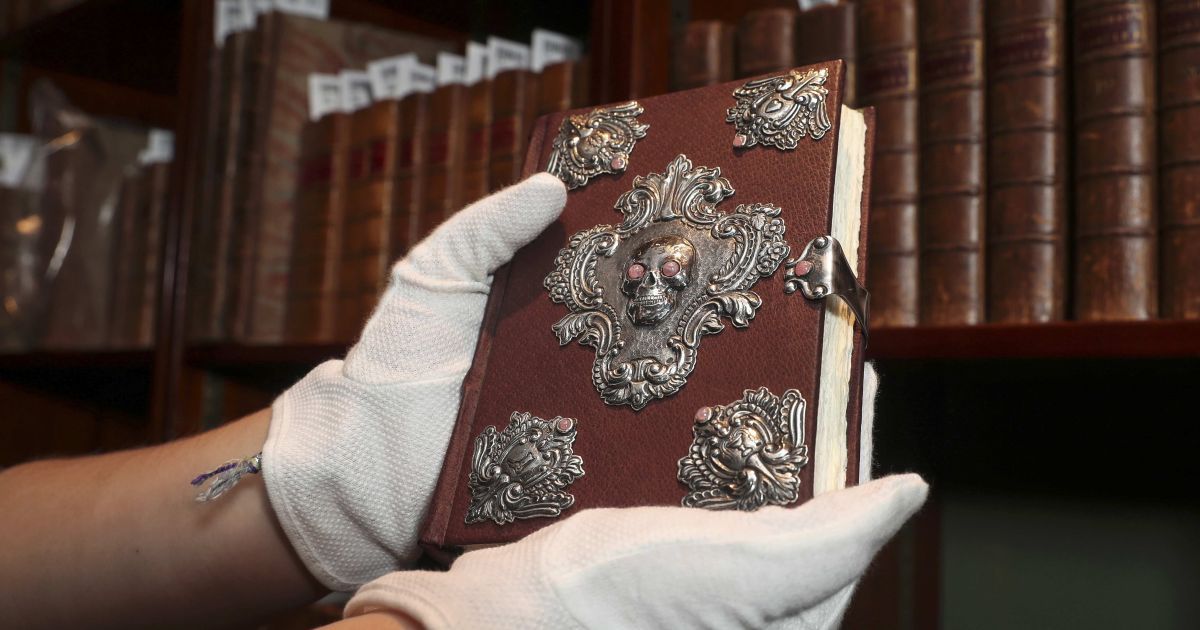 Книжка зі срібним черепом: в Лондоні за шалені гроші продали унікальне видання від Джоан Роулінг