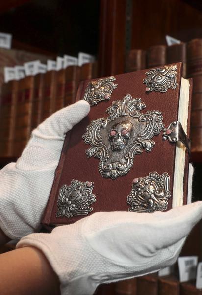Книжка зі срібним черепом: в Лондоні за шалені гроші продали унікальне видання від Джоан Роулінг