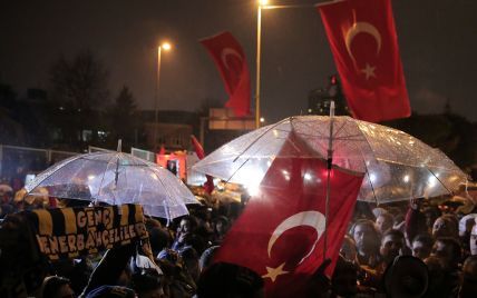 "Боль не имеет цвета". Турецкие фаны после кровавого теракта объединились в совместном марше
