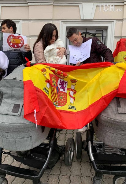 Граждане Испании с младенцами в колясках протестовали под посольством, которое не пускает их с детьми домой