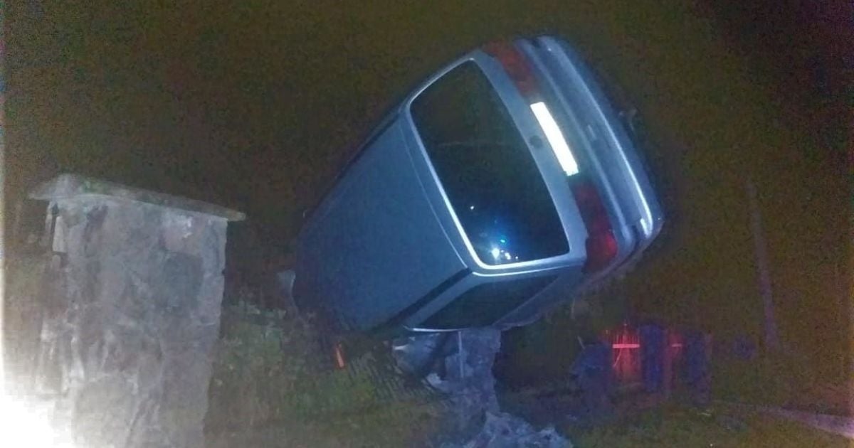 У Львівській області водій влетів в огорожу цвинтаря і загинув на місці: фото