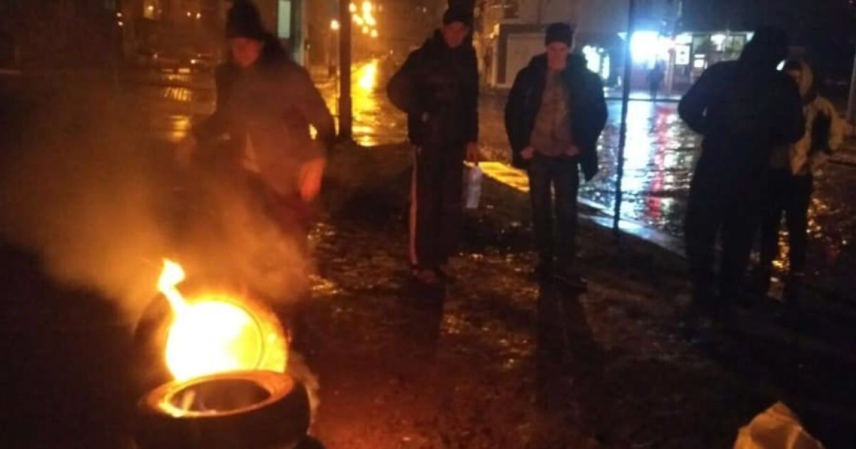 Під консульством РФ у Львові активісти запалили шини