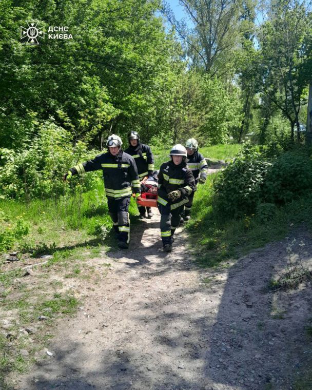 У Києві чоловіка дістали з 8-метрової ями / © ГУ ДСНС у Києві