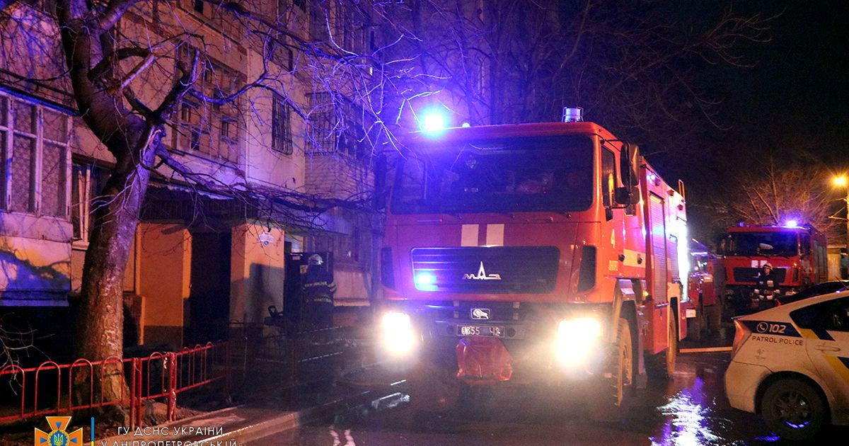 В Днепре горела девятиэтажка: из задымленного здания эвакуировали людей