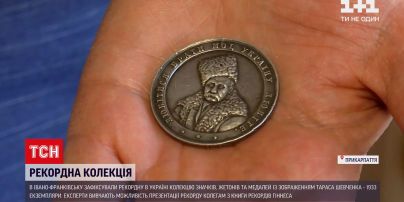 В Івано-Франківську зареєстрували найбільшу колекцію значків із Тарасом Шевченком