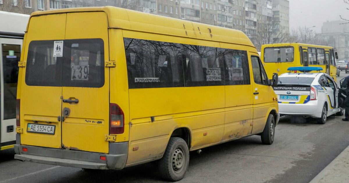 В Днепре столкнулись скутер и маршрутка. Водитель попал в больницу