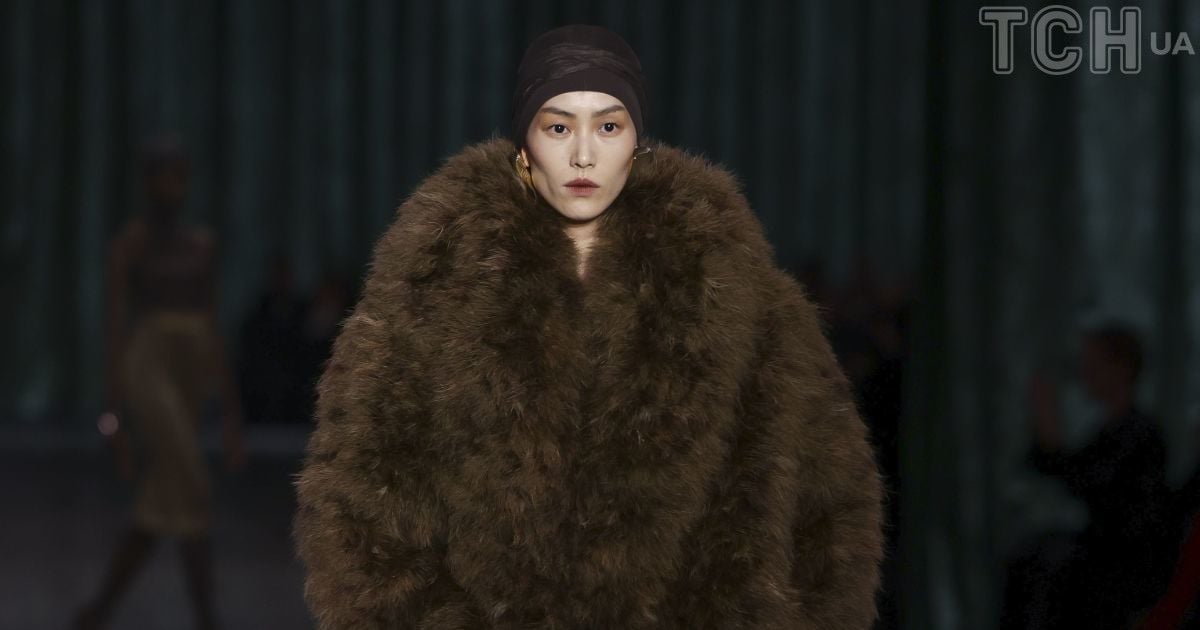 Показ коллекции осень-зима 2024-2025 бренда Saint Laurent
