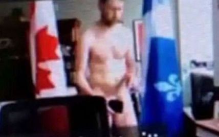 Засвітив геніталіями на фоні прапорів і намагався прикритися телефоном: у Канаді депутат з'явився голим на онлайн-засіданні