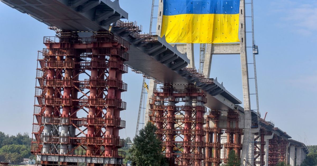 В "Укравтодорі" пообіцяли до кінця року у Запоріжжі запустити повноцінний рух вантовим мостом через Дніпро