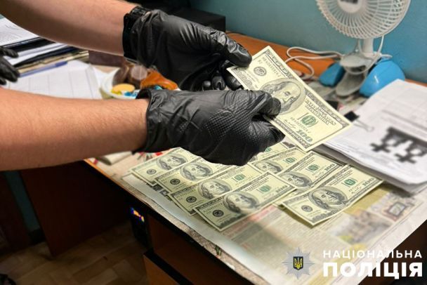 Работница Южного кладбища требовала 1000 долларов за место для захоронения / © Полиция Киева / Facebook