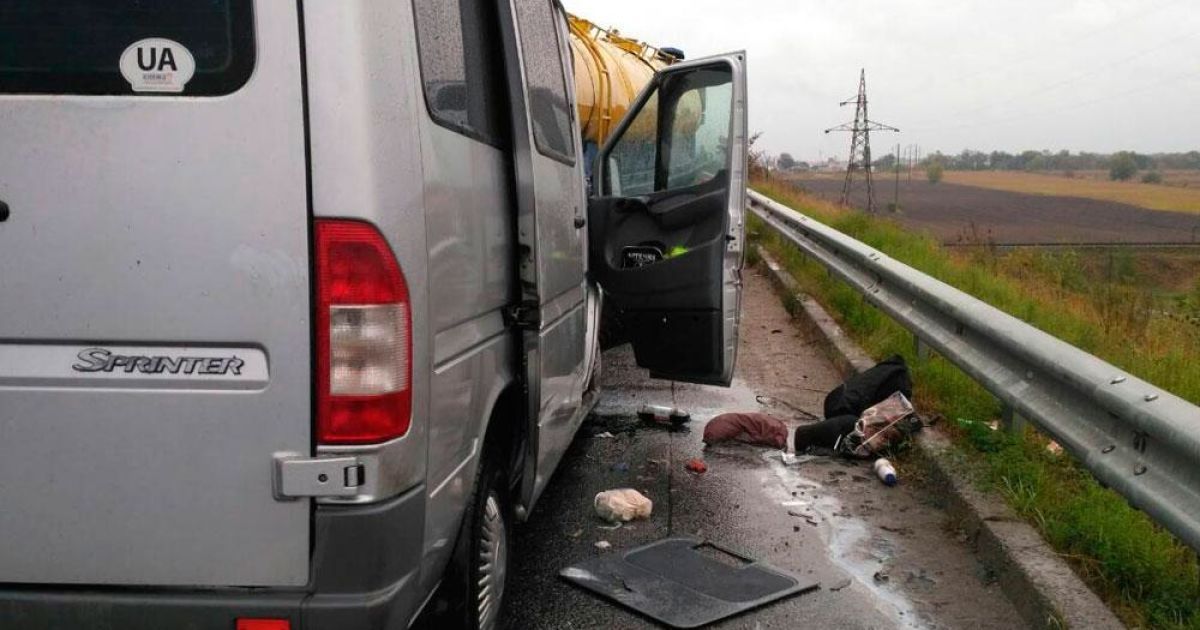 Зіткнення молоковоза та маршрутки на Полтавщині: одна з постраждалих померла у лікарні