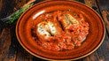 Хек, запеченный в томате с овощами