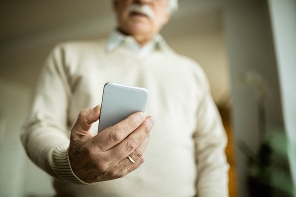 75-летний пенсионер влюбился в созданную искусственным интеллектом девушку и потребовал развода
