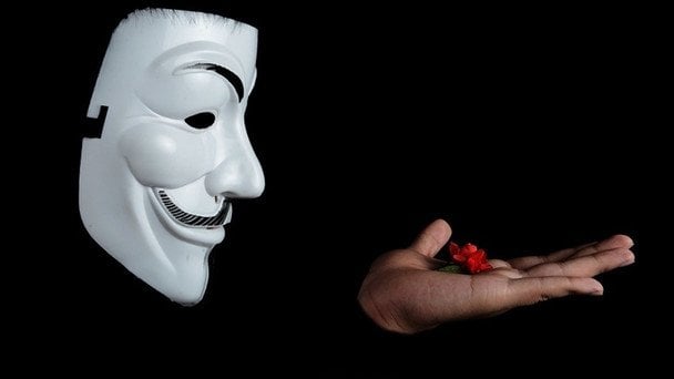 Как распознать манипуляцию в отношениях: тревожные фразы и способы защиты