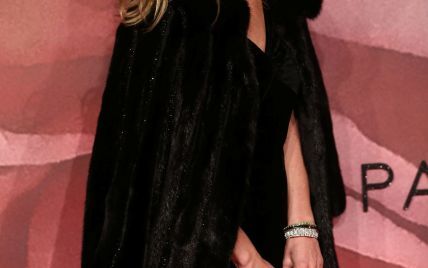 В шубе и вечернем платье: элегантная Кейт Мосс на красной дорожке светской церемонии