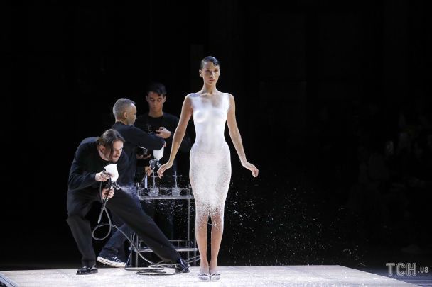 Вийшла на подіум оголеною: Беллу Хадід одягли в "рідку сукню" просто під час шоу бренду Coperni 2