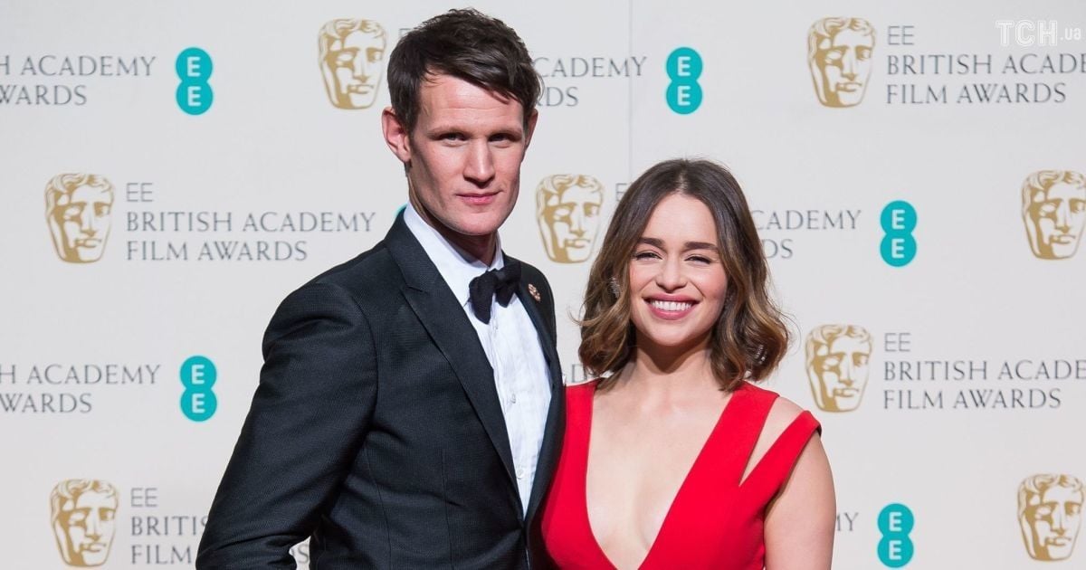 Емілію Кларк заскочили на побаченні з зіркою серіалу "Корона"