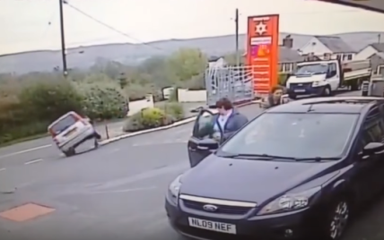 Камера наблюдения зафиксировала безумный автомобильный трюк пенсионерки