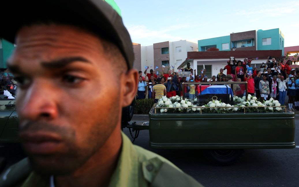 Прах Кастро до кладбища везли на автомобиле в кедровой урне. Люди скандировали "Вива, Фидель!" / © Reuters