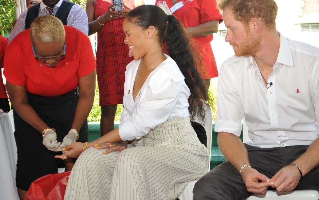 Британський принц Гаррі здає тест на ВІЛ разом із співачкою Ріанною у Всесвітній день боротьби зі СНІДом в Бриджтауні, Барбадос. / © Reuters