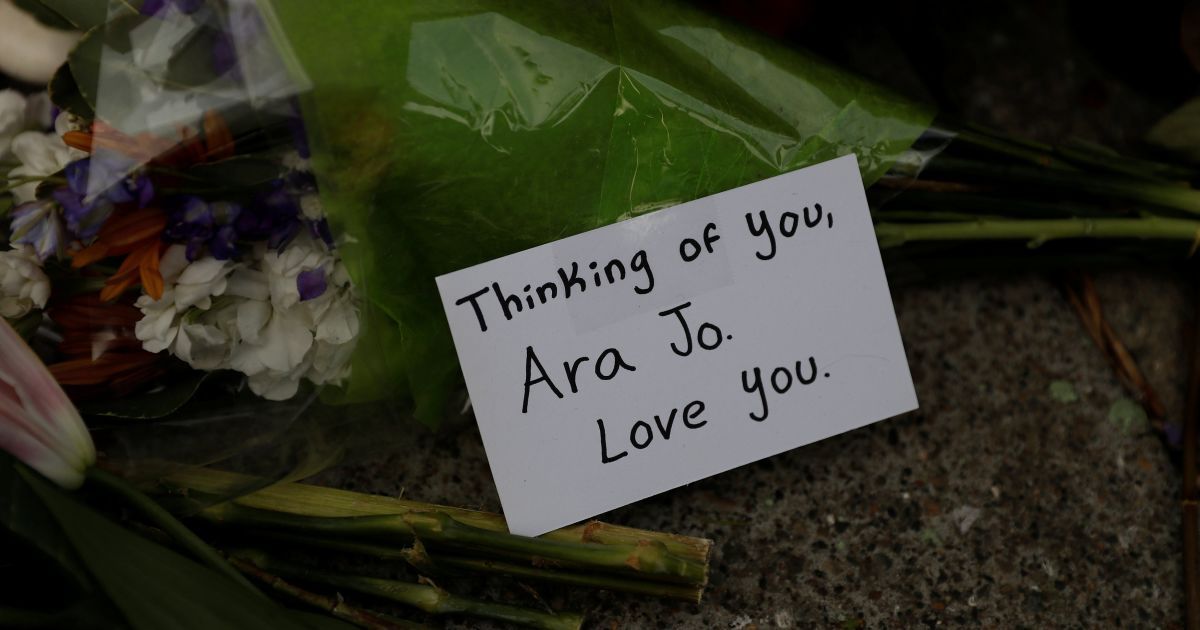 Руїни нічного клубу й записки померлим. Окленд ледь оговтується від страшної пожежі